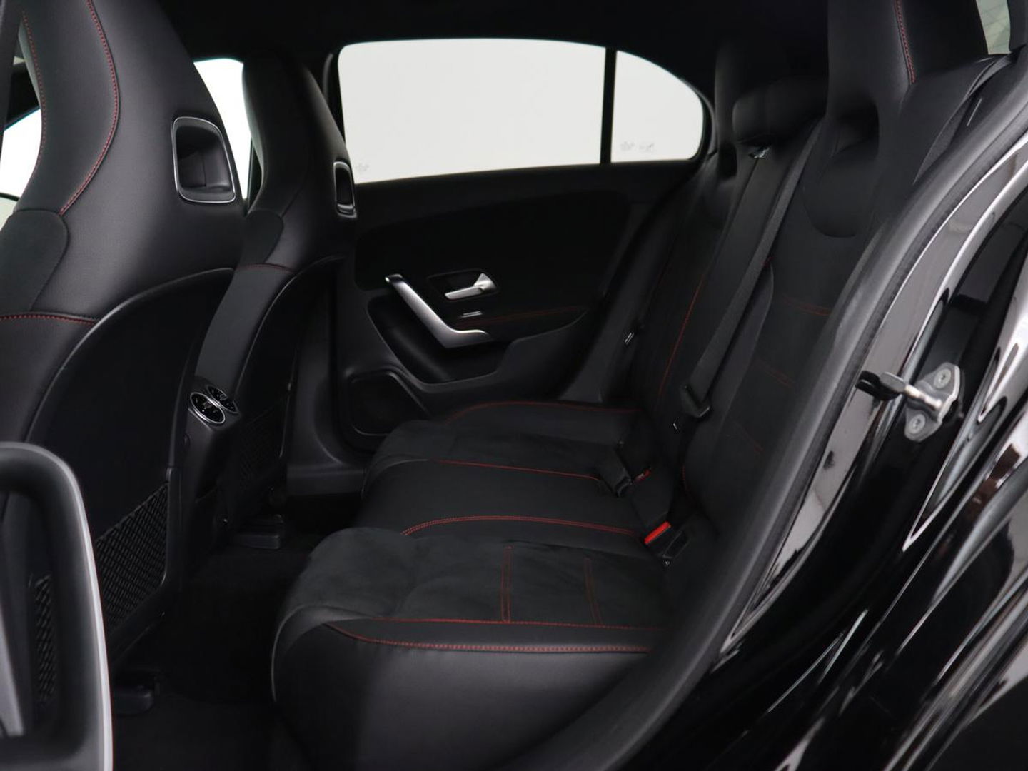 Mercedes-Benz A-Klasse 180 AMG Night Upgrade | Camera | Widescreen | Stoelverwarming | Full LED | Park Assist | Navigatie | Alcantara