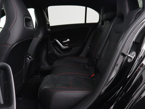 Mercedes-Benz A-Klasse 180 AMG Night Upgrade | Camera | Widescreen | Stoelverwarming | Full LED | Park Assist | Navigatie | Alcantara