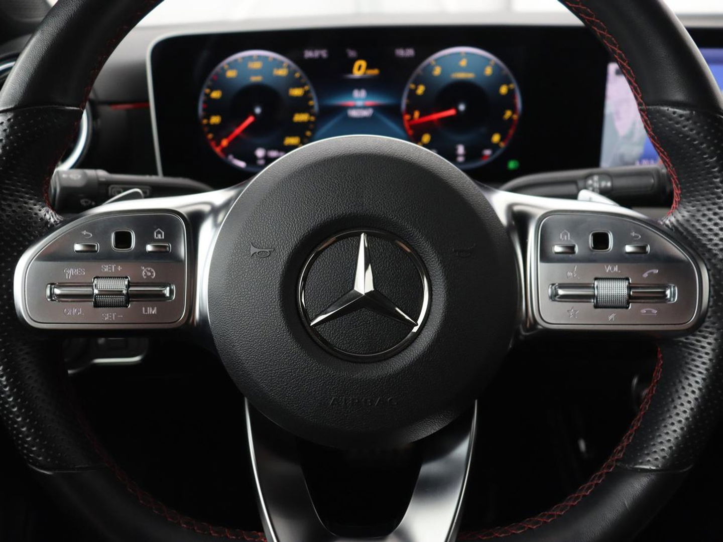 Mercedes-Benz A-Klasse 180 AMG Night Upgrade | Camera | Widescreen | Stoelverwarming | Full LED | Park Assist | Navigatie | Alcantara