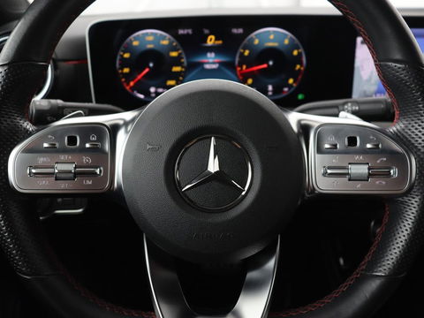 Mercedes-Benz A-Klasse 180 AMG Night Upgrade | Camera | Widescreen | Stoelverwarming | Full LED | Park Assist | Navigatie | Alcantara