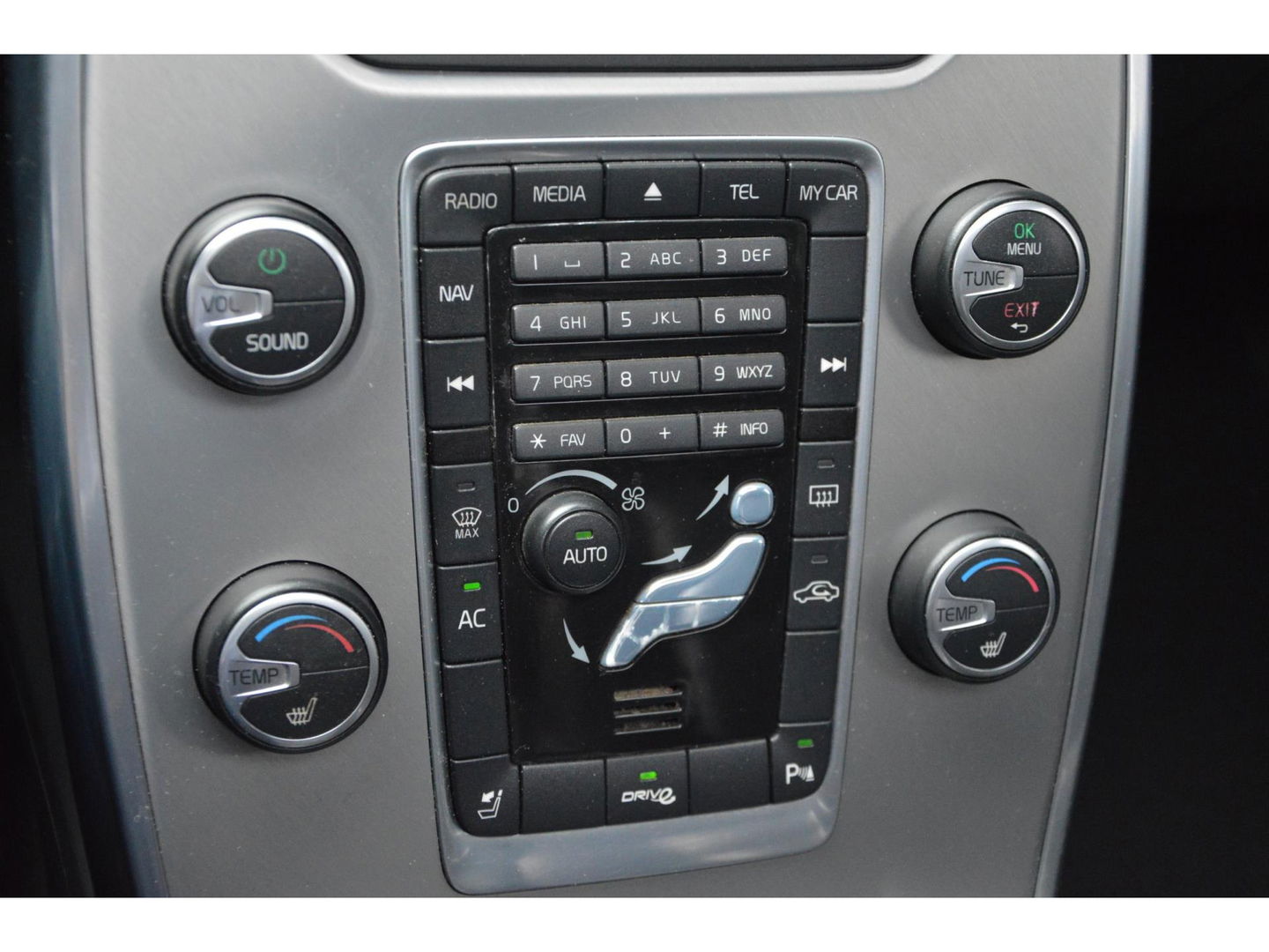 Volvo XC70 D3 5 Cilinder Limited Edition | Stoelverwarming | Cruise Control | Trekhaak 1600KG | Panoramadak |