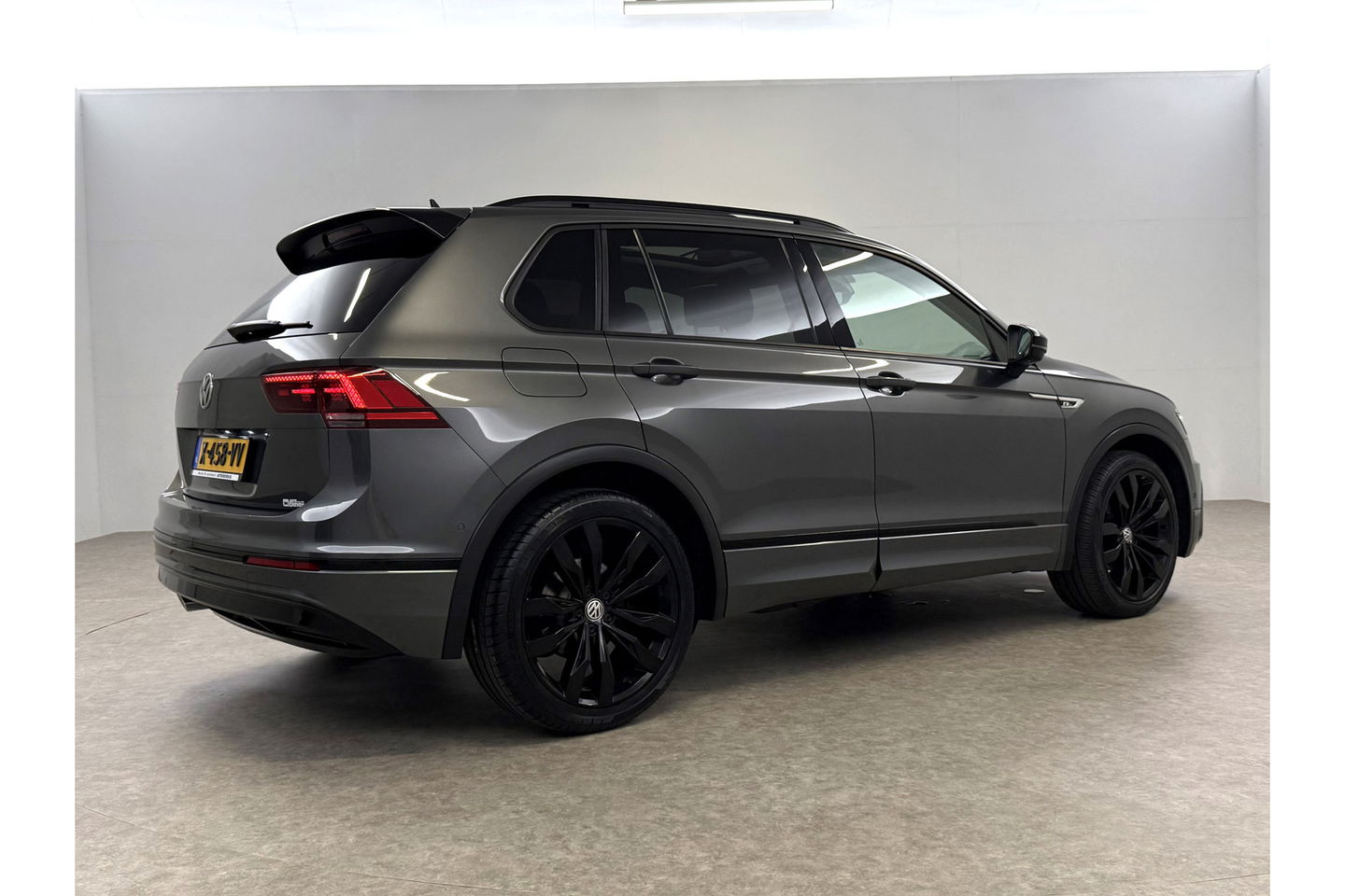 Volkswagen Tiguan 1.5 TSI ACT 150PK R-Line Black Style Pano Sfeer LED Camera Carplay Head-up Virtual Dynaudio Clima Cruise Navi PDC 20''LMV