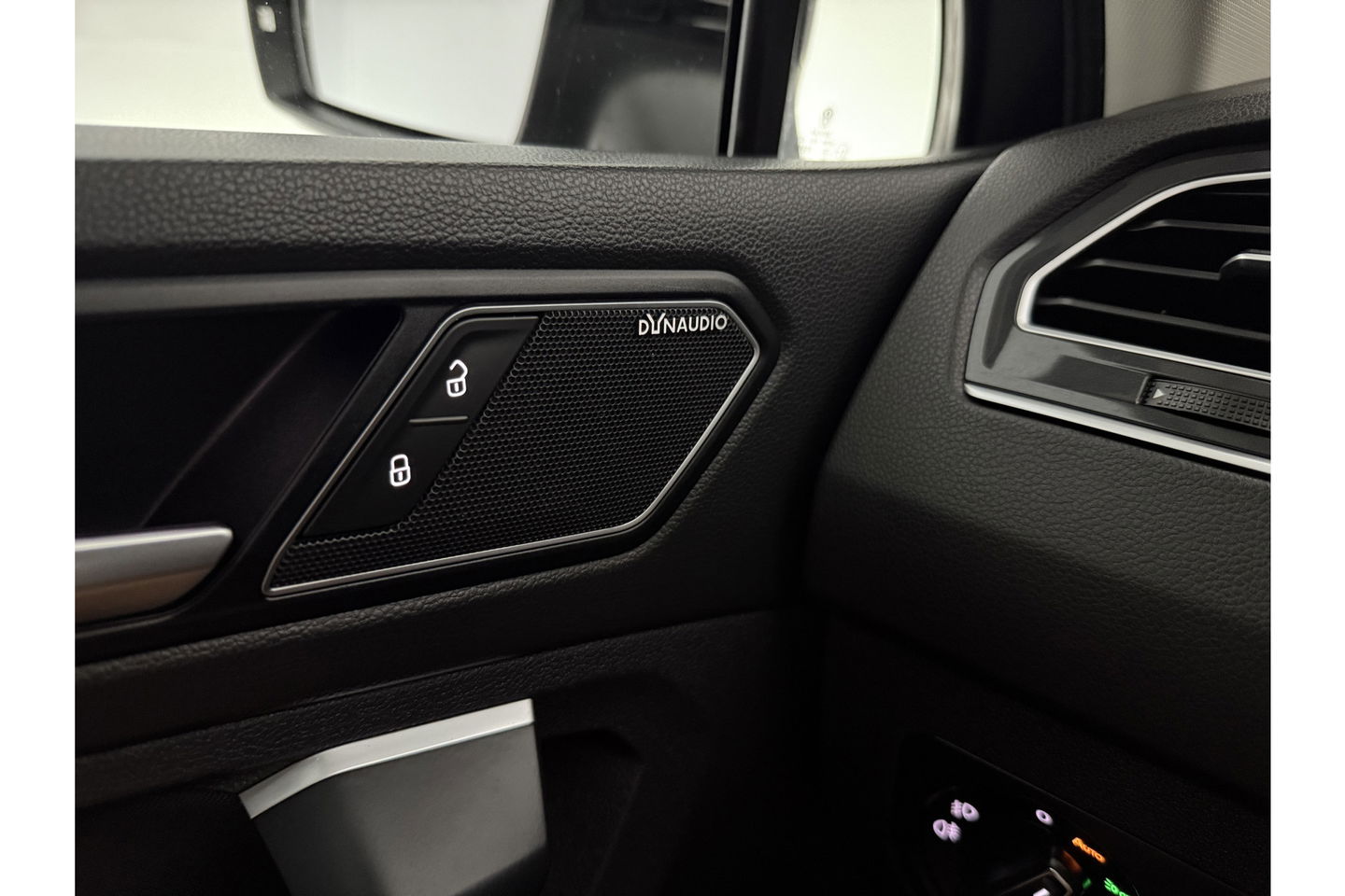 Volkswagen Tiguan 1.5 TSI ACT 150PK R-Line Black Style Pano Sfeer LED Camera Carplay Head-up Virtual Dynaudio Clima Cruise Navi PDC 20''LMV