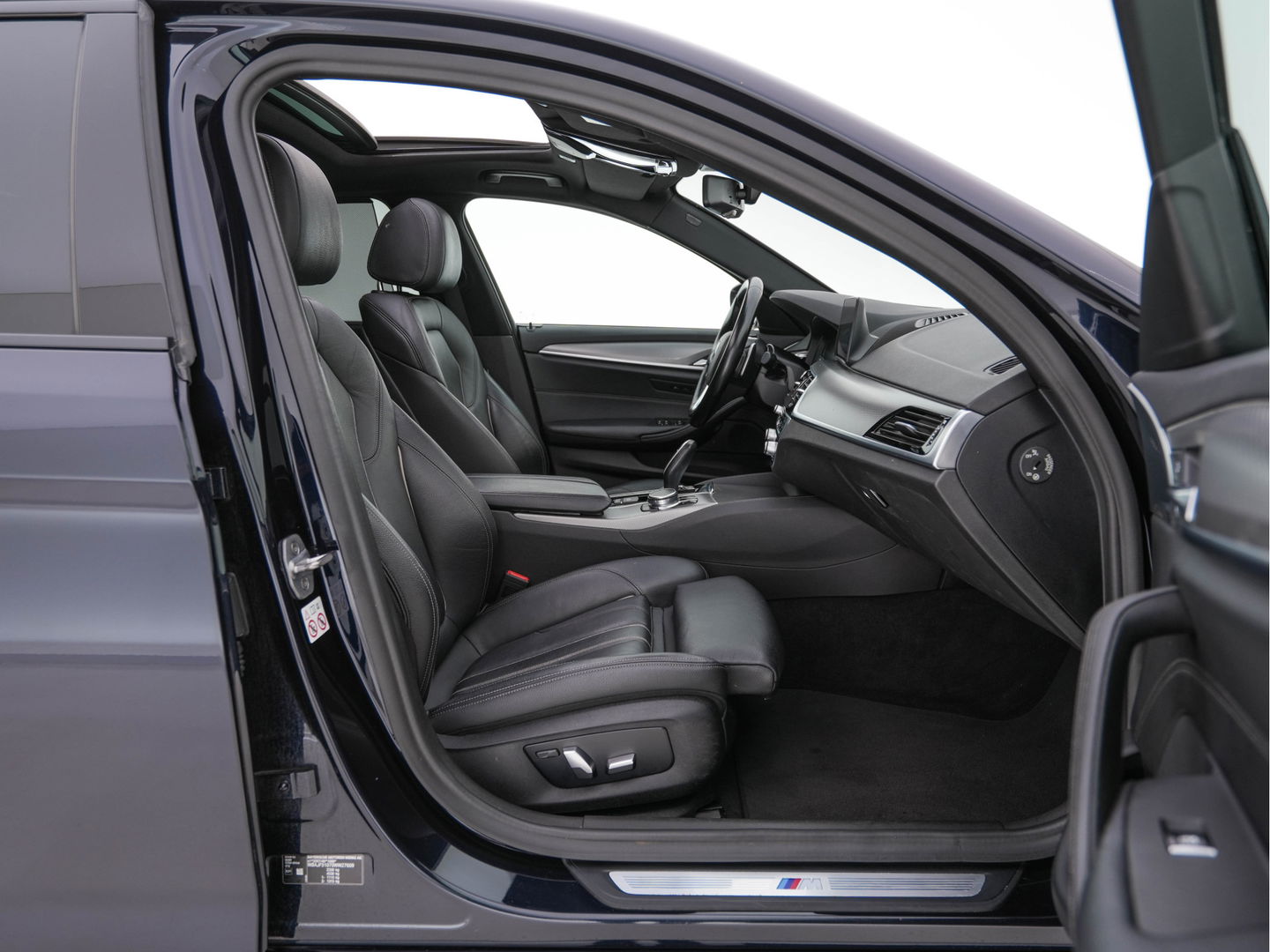 BMW 5 Serie 520d xDrive M-Sport-Pack High Executive Aut. *PANO | LUXURY-LEATHER | FULL-LED | HEAD-UP | DIGI-COCKPIT | NAVI-FULLMAP | TOP-VIEW | MEMORY-PACK | ECC | AMBIENT-LIGHT | PDC | CRUISE | SHIFT-PADDLES | TOWBAR  | 20''ALU*