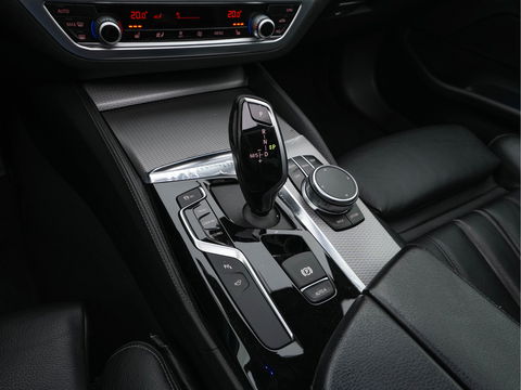 BMW 5 Serie 520d xDrive M-Sport-Pack High Executive Aut. *PANO | LUXURY-LEATHER | FULL-LED | HEAD-UP | DIGI-COCKPIT | NAVI-FULLMAP | TOP-VIEW | MEMORY-PACK | ECC | AMBIENT-LIGHT | PDC | CRUISE | SHIFT-PADDLES | TOWBAR  | 20''ALU*