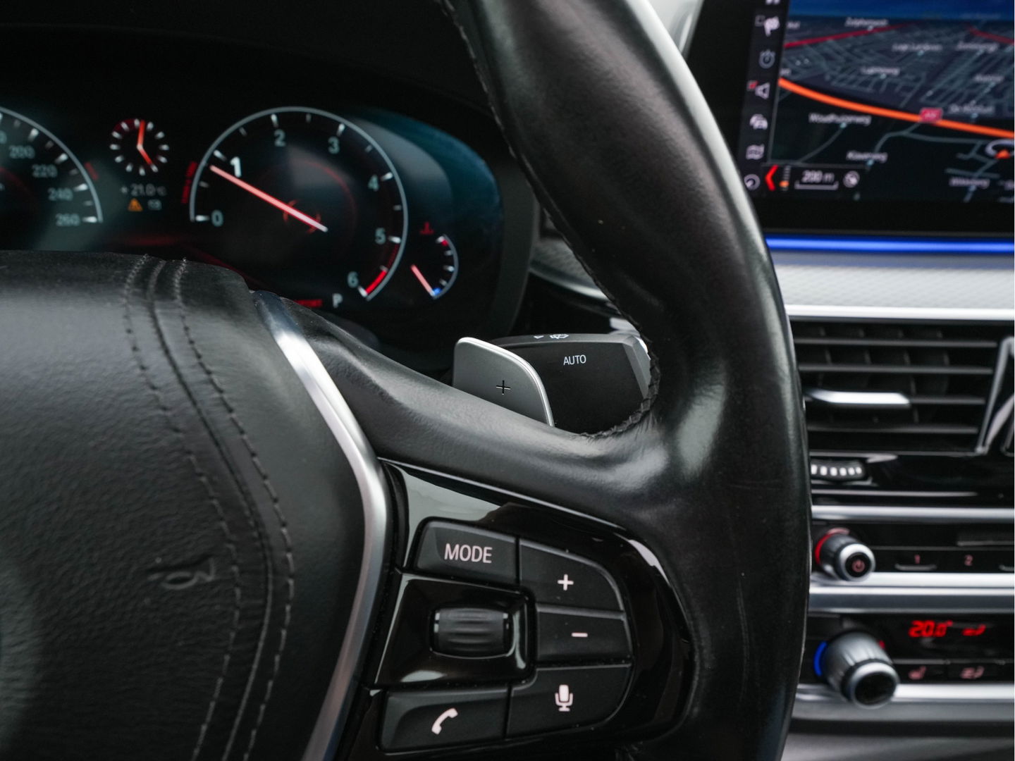 BMW 5 Serie 520d xDrive M-Sport-Pack High Executive Aut. *PANO | LUXURY-LEATHER | FULL-LED | HEAD-UP | DIGI-COCKPIT | NAVI-FULLMAP | TOP-VIEW | MEMORY-PACK | ECC | AMBIENT-LIGHT | PDC | CRUISE | SHIFT-PADDLES | TOWBAR  | 20''ALU*