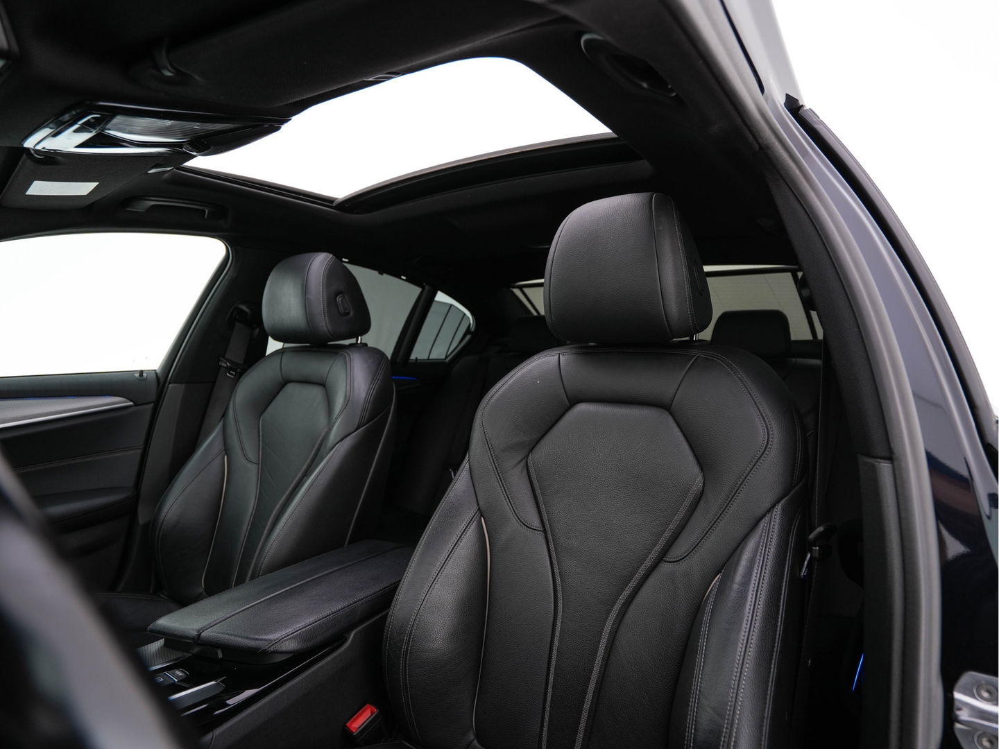 BMW 5 Serie 520d xDrive M-Sport-Pack High Executive Aut. *PANO | LUXURY-LEATHER | FULL-LED | HEAD-UP | DIGI-COCKPIT | NAVI-FULLMAP | TOP-VIEW | MEMORY-PACK | ECC | AMBIENT-LIGHT | PDC | CRUISE | SHIFT-PADDLES | TOWBAR  | 20''ALU*