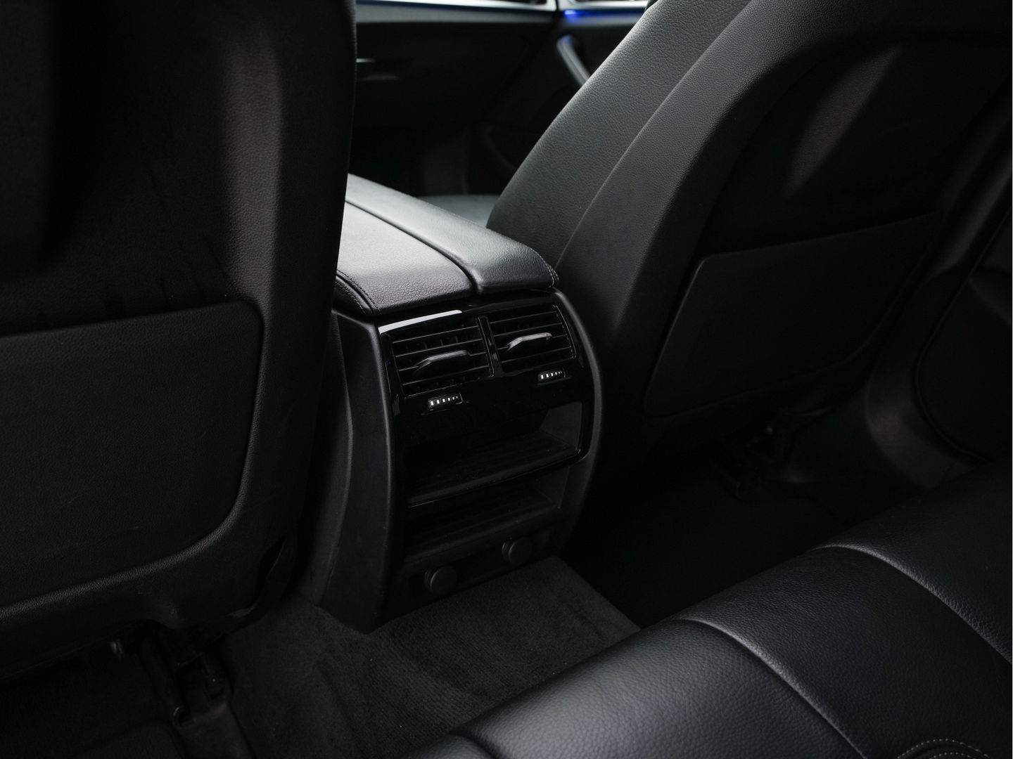 BMW 5 Serie 520d xDrive M-Sport-Pack High Executive Aut. *PANO | LUXURY-LEATHER | FULL-LED | HEAD-UP | DIGI-COCKPIT | NAVI-FULLMAP | TOP-VIEW | MEMORY-PACK | ECC | AMBIENT-LIGHT | PDC | CRUISE | SHIFT-PADDLES | TOWBAR  | 20''ALU*