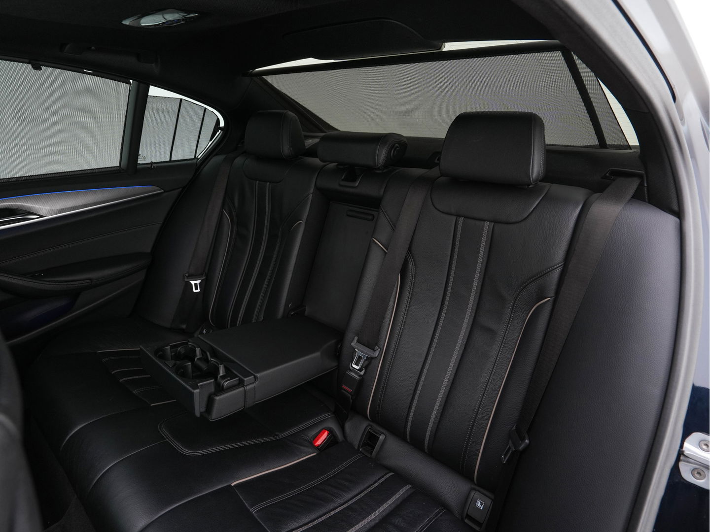 BMW 5 Serie 520d xDrive M-Sport-Pack High Executive Aut. *PANO | LUXURY-LEATHER | FULL-LED | HEAD-UP | DIGI-COCKPIT | NAVI-FULLMAP | TOP-VIEW | MEMORY-PACK | ECC | AMBIENT-LIGHT | PDC | CRUISE | SHIFT-PADDLES | TOWBAR  | 20''ALU*