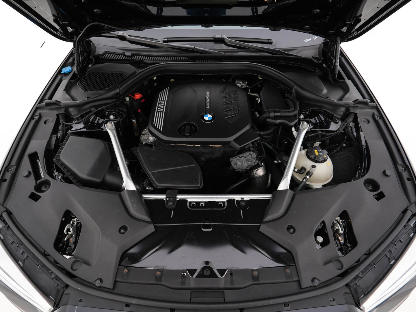 BMW 5 Serie 520d xDrive M-Sport-Pack High Executive Aut. *PANO | LUXURY-LEATHER | FULL-LED | HEAD-UP | DIGI-COCKPIT | NAVI-FULLMAP | TOP-VIEW | MEMORY-PACK | ECC | AMBIENT-LIGHT | PDC | CRUISE | SHIFT-PADDLES | TOWBAR  | 20''ALU*