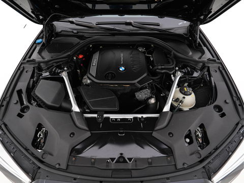BMW 5 Serie 520d xDrive M-Sport-Pack High Executive Aut. *PANO | LUXURY-LEATHER | FULL-LED | HEAD-UP | DIGI-COCKPIT | NAVI-FULLMAP | TOP-VIEW | MEMORY-PACK | ECC | AMBIENT-LIGHT | PDC | CRUISE | SHIFT-PADDLES | TOWBAR  | 20''ALU*