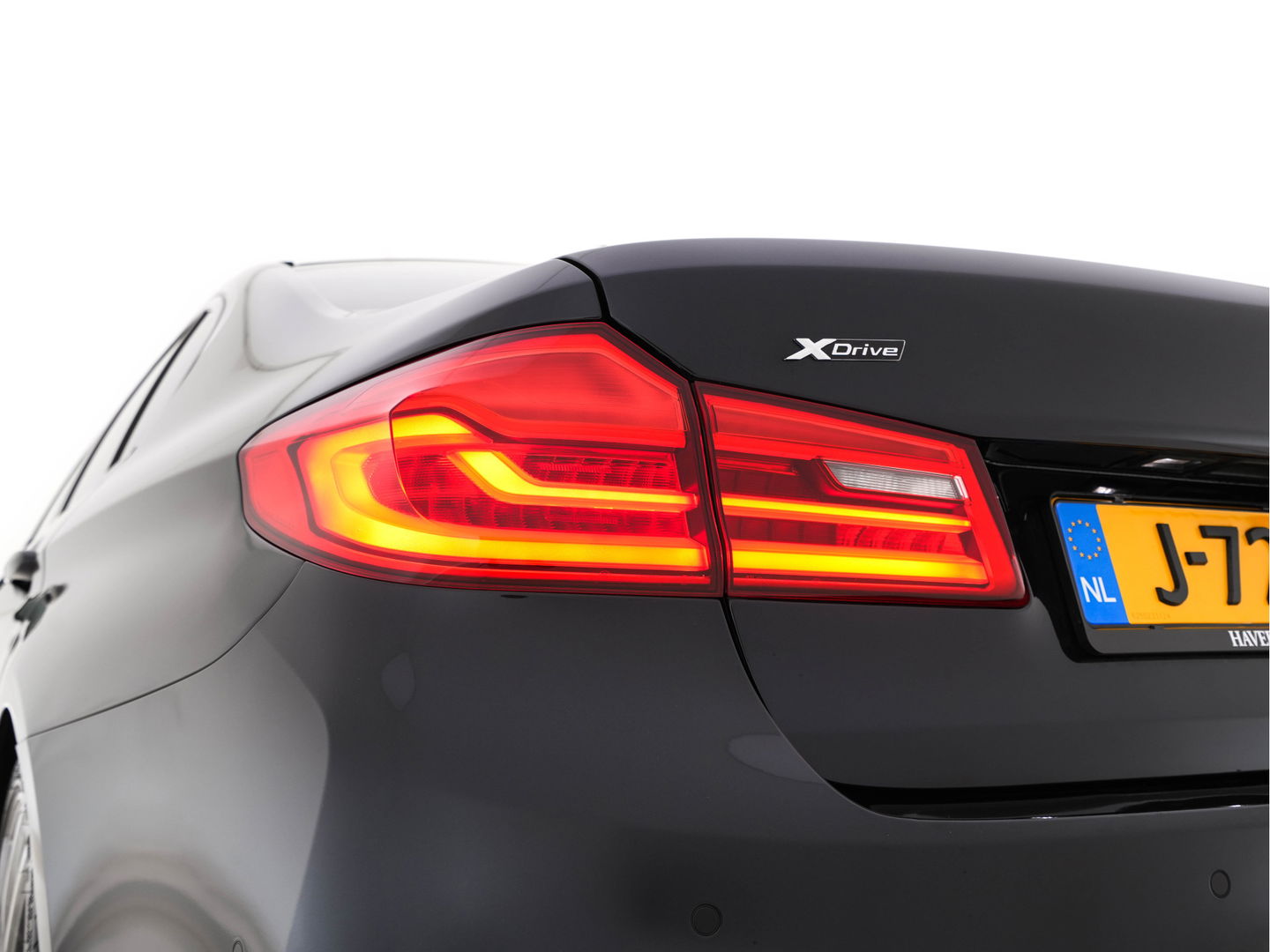 BMW 5 Serie 520d xDrive M-Sport-Pack High Executive Aut. *PANO | LUXURY-LEATHER | FULL-LED | HEAD-UP | DIGI-COCKPIT | NAVI-FULLMAP | TOP-VIEW | MEMORY-PACK | ECC | AMBIENT-LIGHT | PDC | CRUISE | SHIFT-PADDLES | TOWBAR  | 20''ALU*