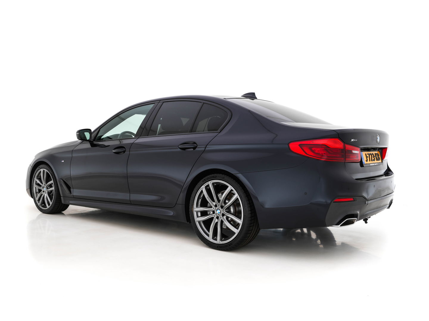 BMW 5 Serie 520d xDrive M-Sport-Pack High Executive Aut. *PANO | LUXURY-LEATHER | FULL-LED | HEAD-UP | DIGI-COCKPIT | NAVI-FULLMAP | TOP-VIEW | MEMORY-PACK | ECC | AMBIENT-LIGHT | PDC | CRUISE | SHIFT-PADDLES | TOWBAR  | 20''ALU*