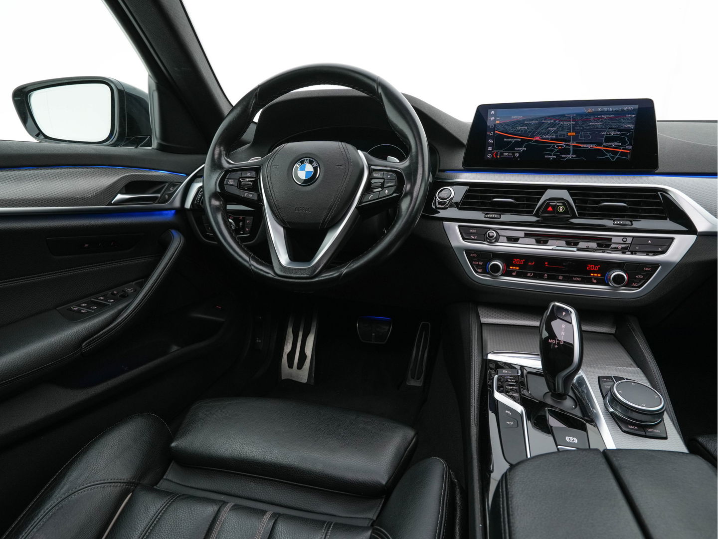 BMW 5 Serie 520d xDrive M-Sport-Pack High Executive Aut. *PANO | LUXURY-LEATHER | FULL-LED | HEAD-UP | DIGI-COCKPIT | NAVI-FULLMAP | TOP-VIEW | MEMORY-PACK | ECC | AMBIENT-LIGHT | PDC | CRUISE | SHIFT-PADDLES | TOWBAR  | 20''ALU*