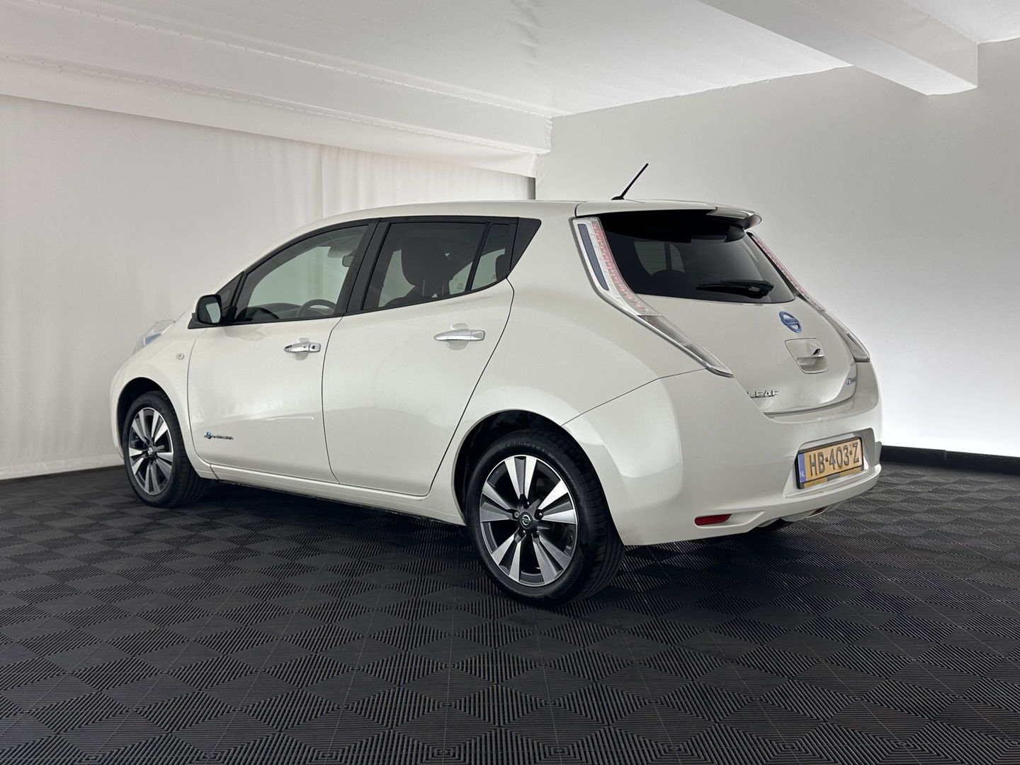 Nissan Leaf Tekna 24 kWh Aut. *LUXURY-LEATHER | FULL-LED | BOSE-SURROUND | TOP-VIEW | KEYLESS | NAVI-FULLMAP | ECC | HEATED-COMFORT-SEATS | CAMERA | DIGI-COCKPIT | 17"ALU*