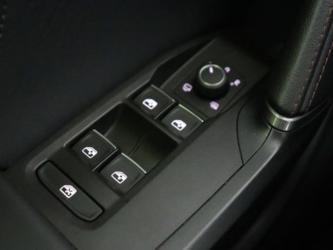 CUPRA Leon 1.4 e-Hybrid VZ | 245pk | Stoel & stuurverwarming | Camera | Sfeerverlichting | Park Assist | Keyless | Navigatie | Full LED | Sportstoelen | PHEV
