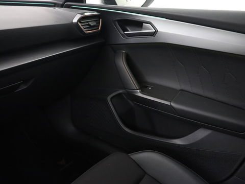 CUPRA Leon 1.4 e-Hybrid VZ | 245pk | Stoel & stuurverwarming | Camera | Sfeerverlichting | Park Assist | Keyless | Navigatie | Full LED | Sportstoelen | PHEV