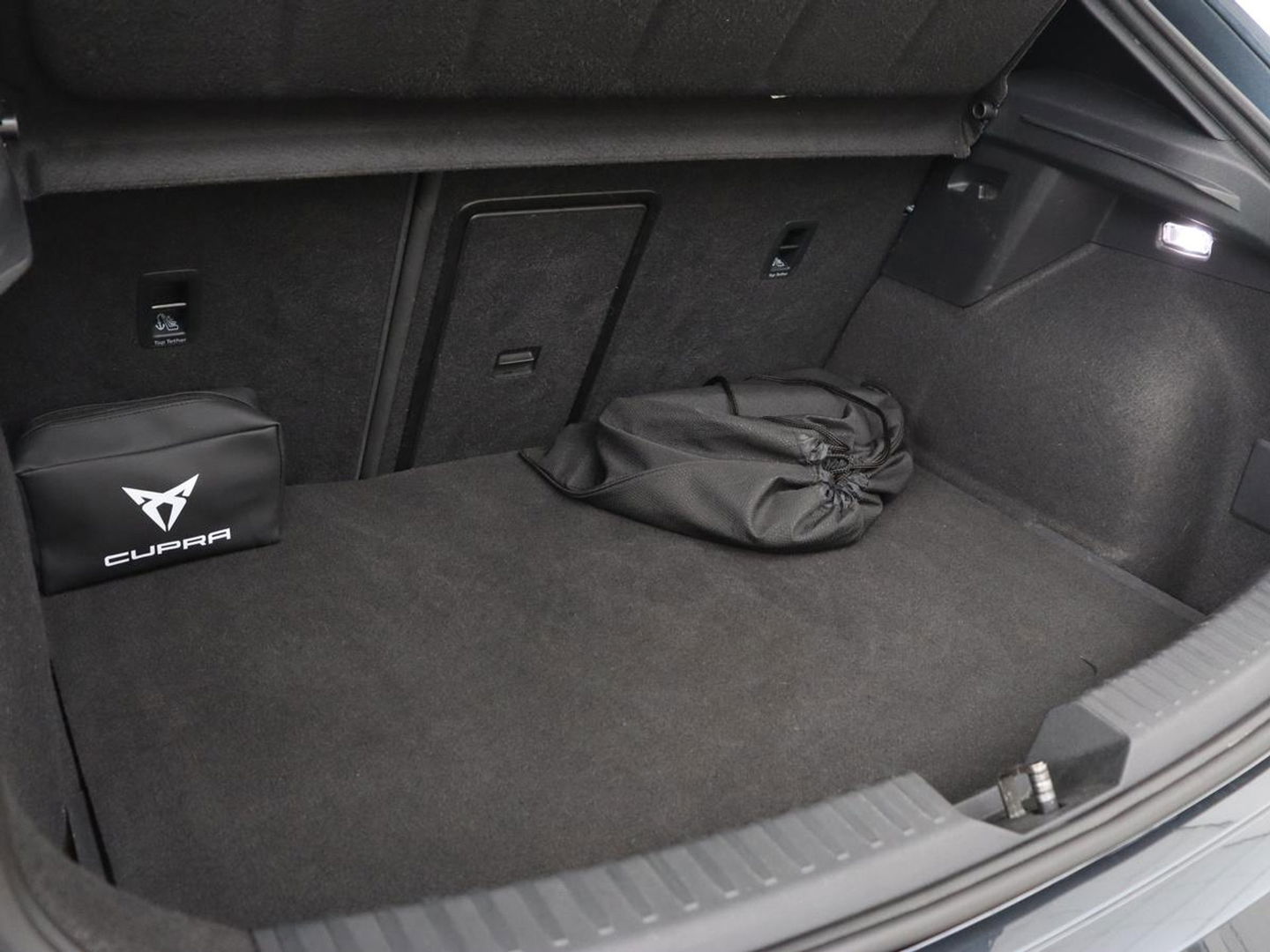 CUPRA Leon 1.4 e-Hybrid VZ | 245pk | Stoel & stuurverwarming | Camera | Sfeerverlichting | Park Assist | Keyless | Navigatie | Full LED | Sportstoelen | PHEV