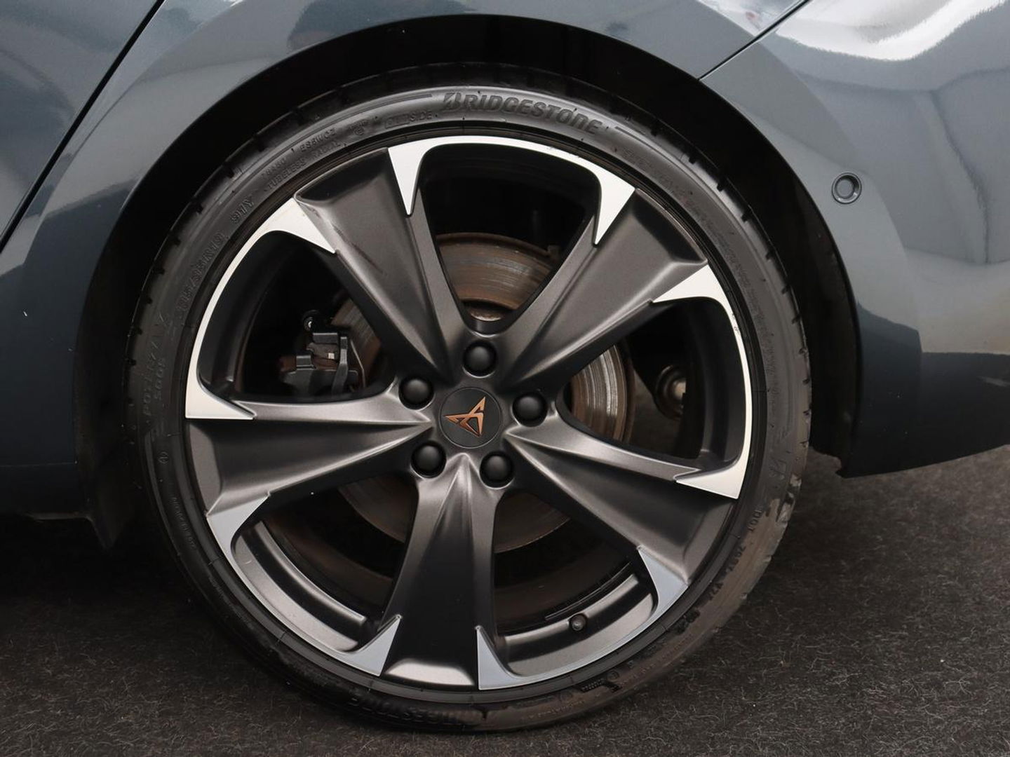 CUPRA Leon 1.4 e-Hybrid VZ | 245pk | Stoel & stuurverwarming | Camera | Sfeerverlichting | Park Assist | Keyless | Navigatie | Full LED | Sportstoelen | PHEV