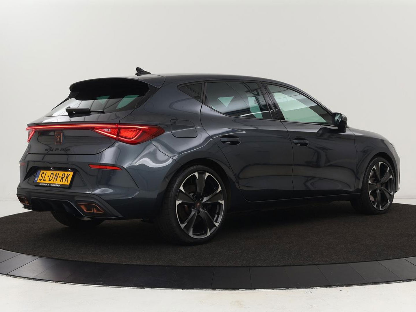 CUPRA Leon 1.4 e-Hybrid VZ | 245pk | Stoel & stuurverwarming | Camera | Sfeerverlichting | Park Assist | Keyless | Navigatie | Full LED | Sportstoelen | PHEV
