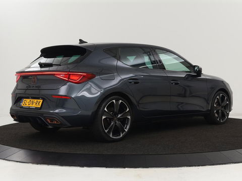 CUPRA Leon 1.4 e-Hybrid VZ | 245pk | Stoel & stuurverwarming | Camera | Sfeerverlichting | Park Assist | Keyless | Navigatie | Full LED | Sportstoelen | PHEV