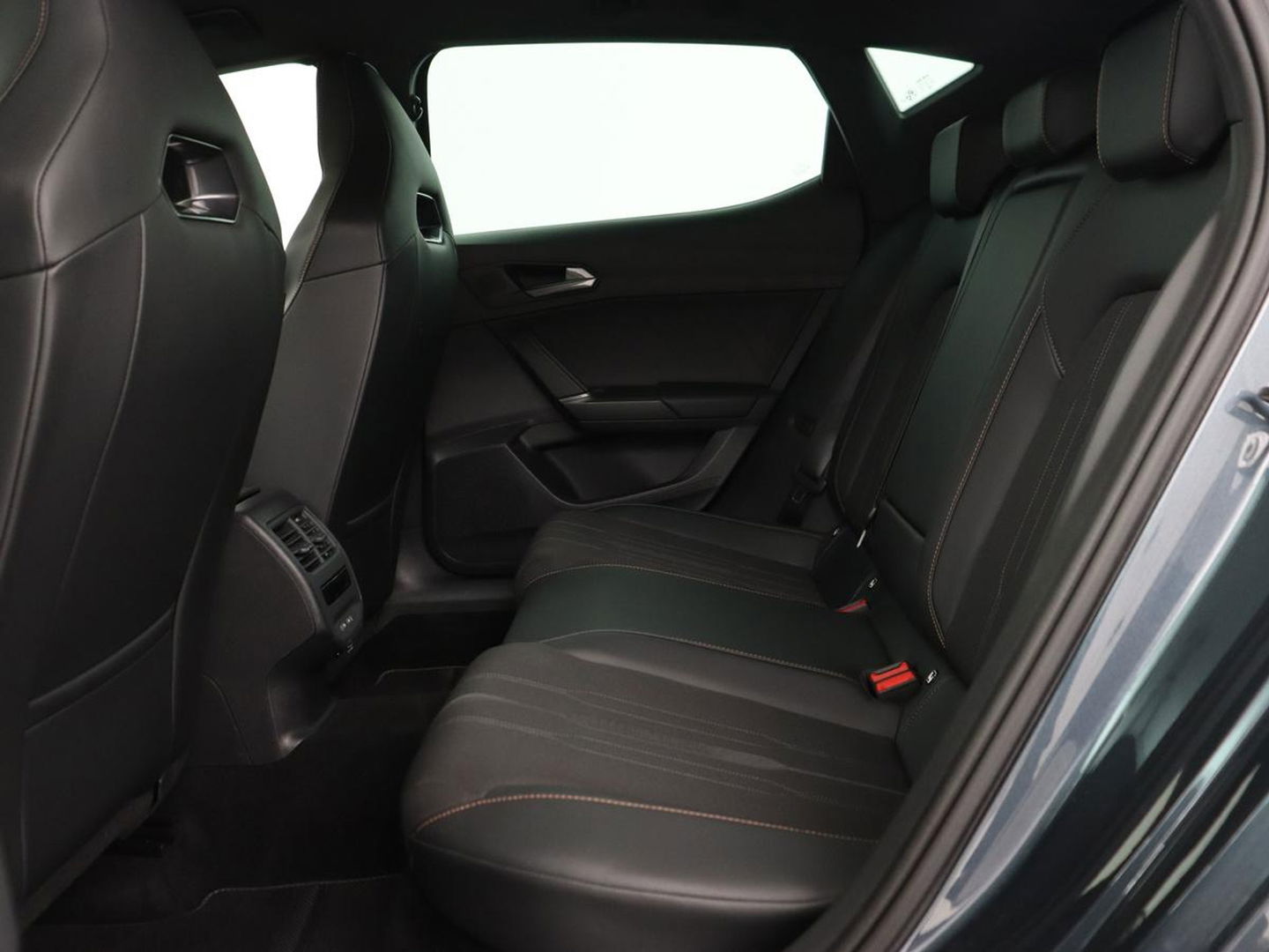CUPRA Leon 1.4 e-Hybrid VZ | 245pk | Stoel & stuurverwarming | Camera | Sfeerverlichting | Park Assist | Keyless | Navigatie | Full LED | Sportstoelen | PHEV