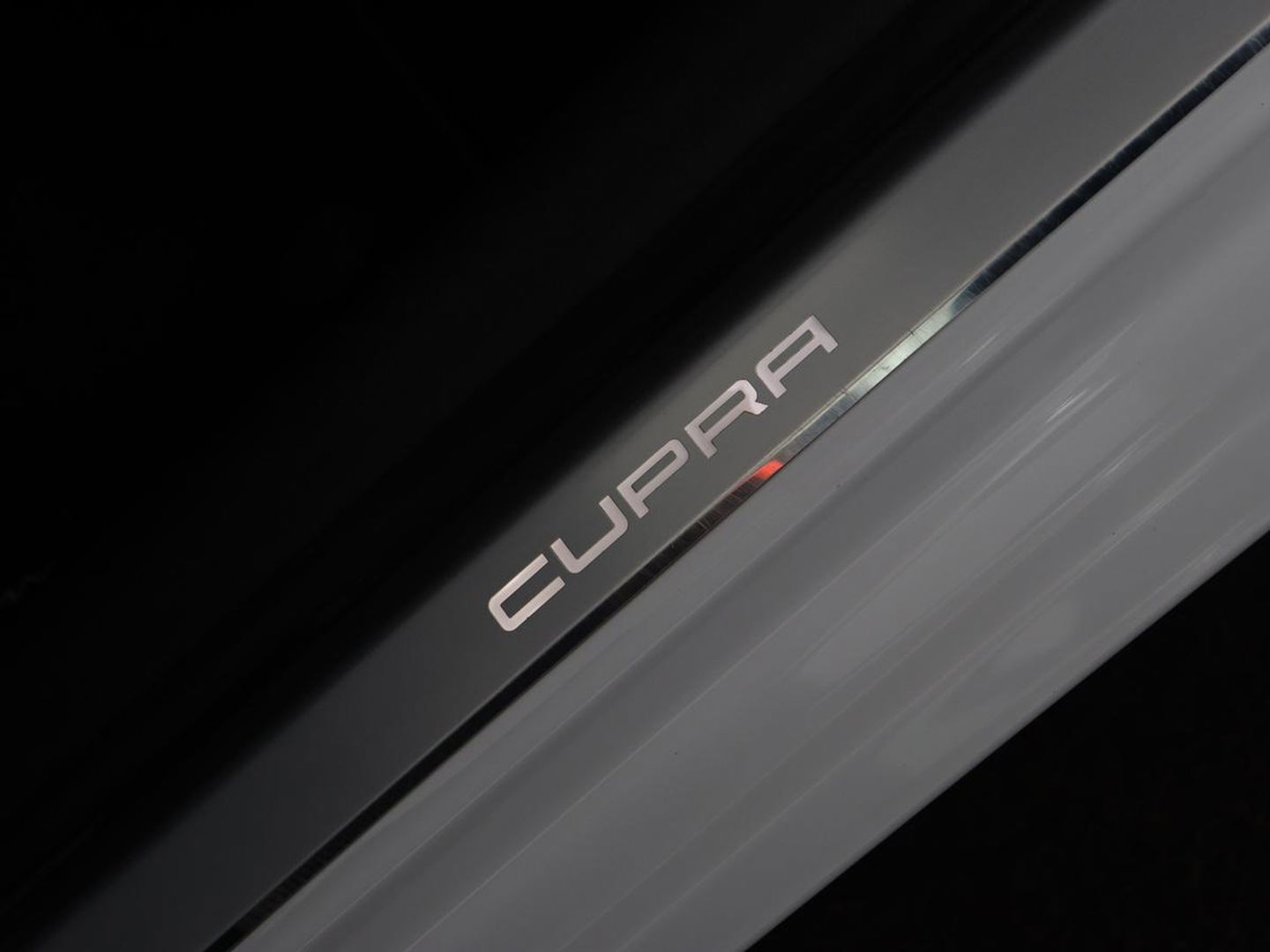 CUPRA Leon 1.4 e-Hybrid VZ | 245pk | Leder | Stoel & stuurverwarming | Adaptive cruise | Memory | Camera | Sfeerverlichting | Keyless | Full LED | PHEV