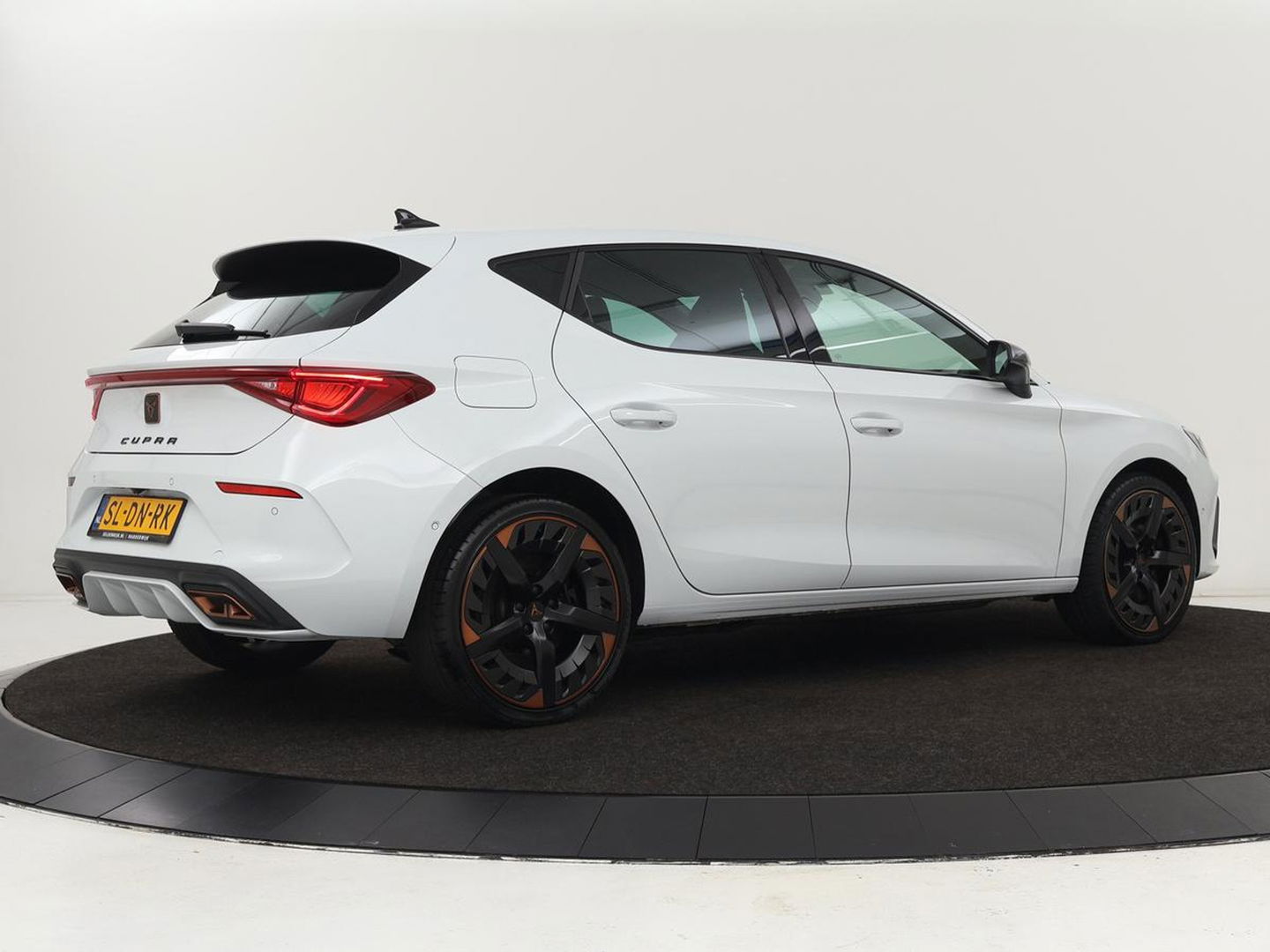 CUPRA Leon 1.4 e-Hybrid VZ | 245pk | Leder | Stoel & stuurverwarming | Adaptive cruise | Memory | Camera | Sfeerverlichting | Keyless | Full LED | PHEV