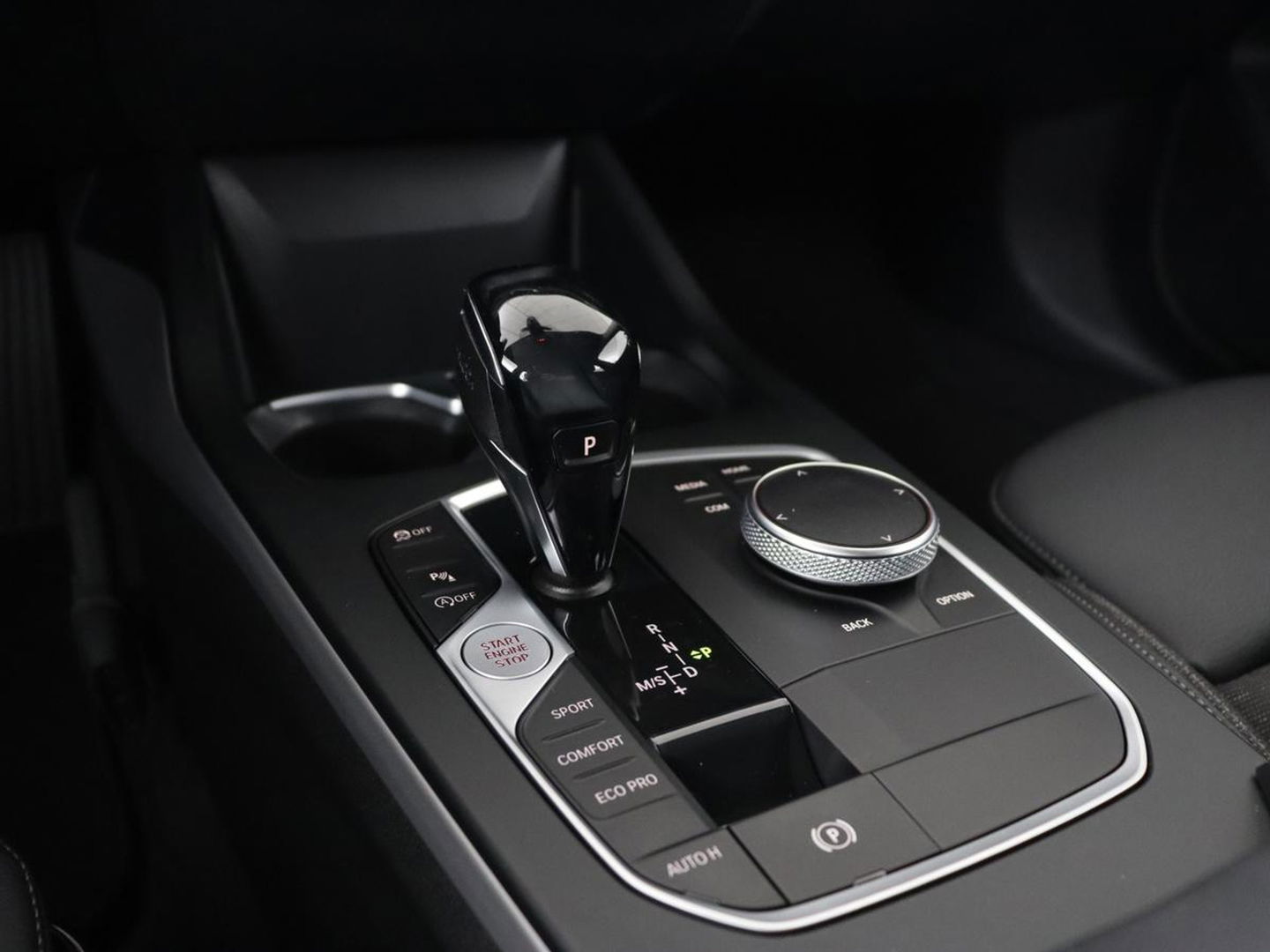 BMW 1-serie 120i Business Edition | Stoelverwarming | Sportstoelen | Carplay | Live Cockpit | Navigatie | Climate control | Parkeerhulp | Cruise control
