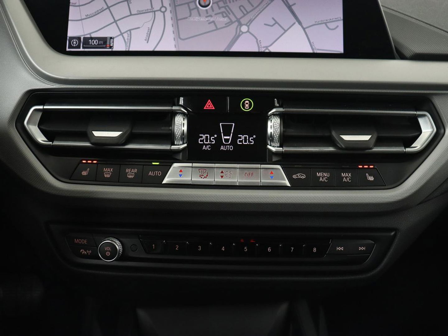 BMW 1-serie 120i Business Edition | Stoelverwarming | Sportstoelen | Carplay | Live Cockpit | Navigatie | Climate control | Parkeerhulp | Cruise control