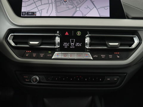 BMW 1-serie 120i Business Edition | Stoelverwarming | Sportstoelen | Carplay | Live Cockpit | Navigatie | Climate control | Parkeerhulp | Cruise control