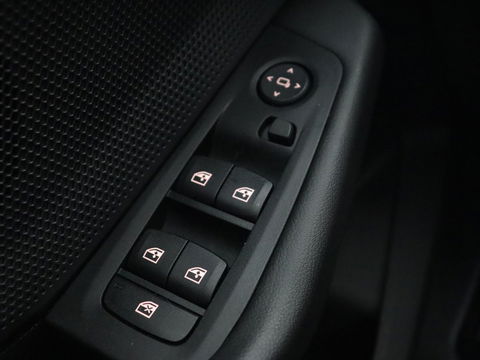 BMW 1-serie 120i Business Edition | Stoelverwarming | Sportstoelen | Carplay | Live Cockpit | Navigatie | Climate control | Parkeerhulp | Cruise control