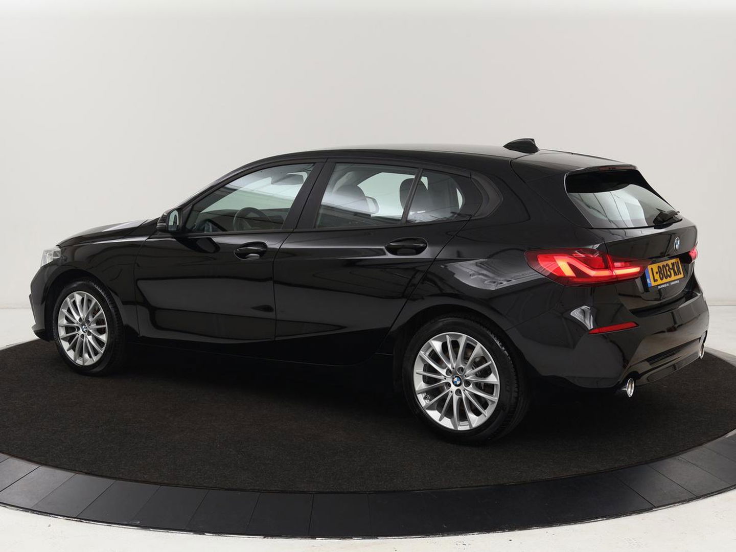 BMW 1-serie 120i Business Edition | Stoelverwarming | Sportstoelen | Carplay | Live Cockpit | Navigatie | Climate control | Parkeerhulp | Cruise control