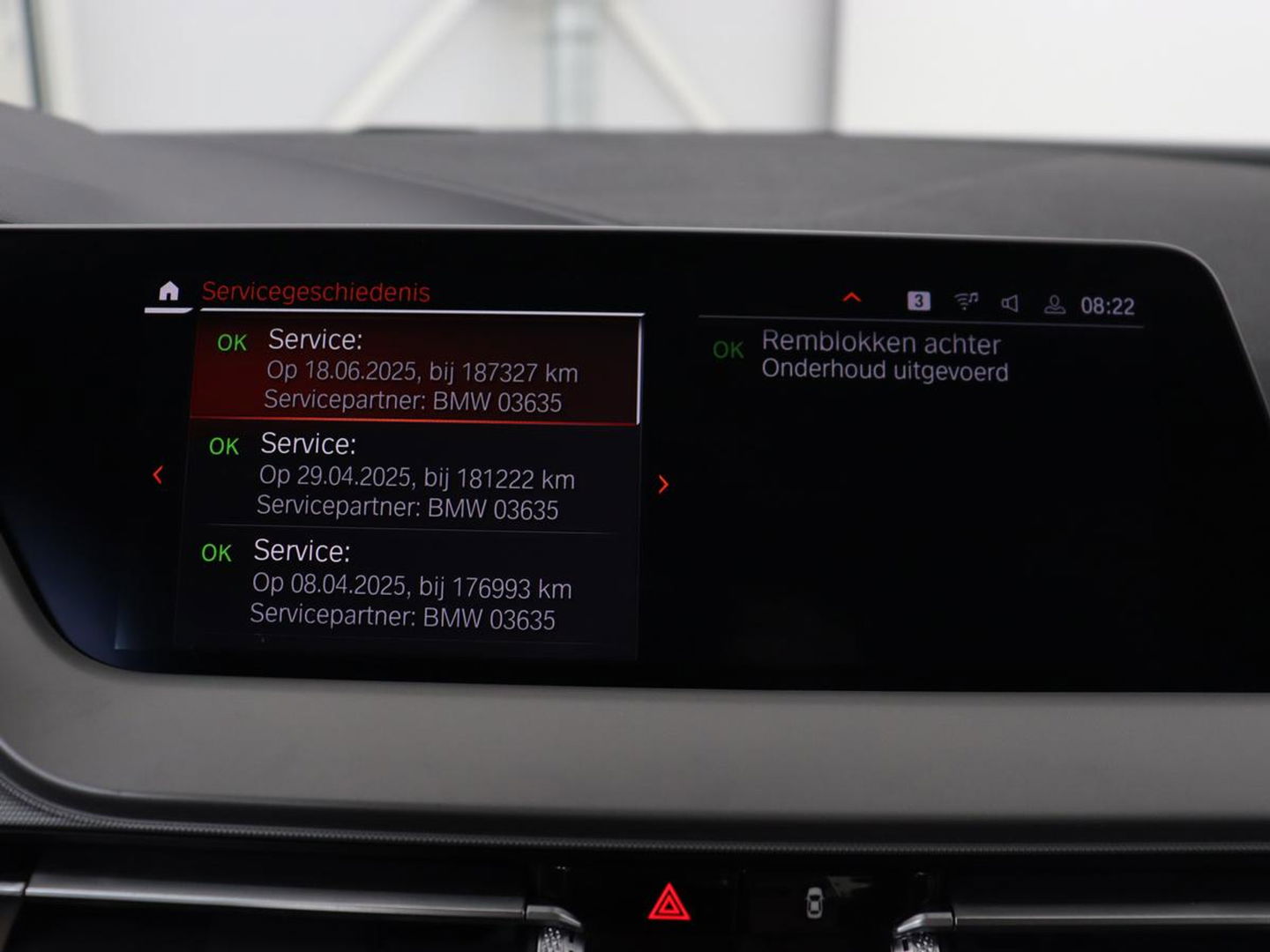 BMW 1-serie 120i Business Edition | Stoelverwarming | Sportstoelen | Carplay | Live Cockpit | Navigatie | Climate control | Parkeerhulp | Cruise control