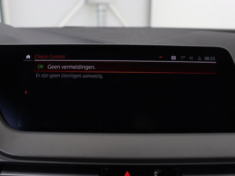 BMW 1-serie 120i Business Edition | Stoelverwarming | Sportstoelen | Carplay | Live Cockpit | Navigatie | Climate control | Parkeerhulp | Cruise control