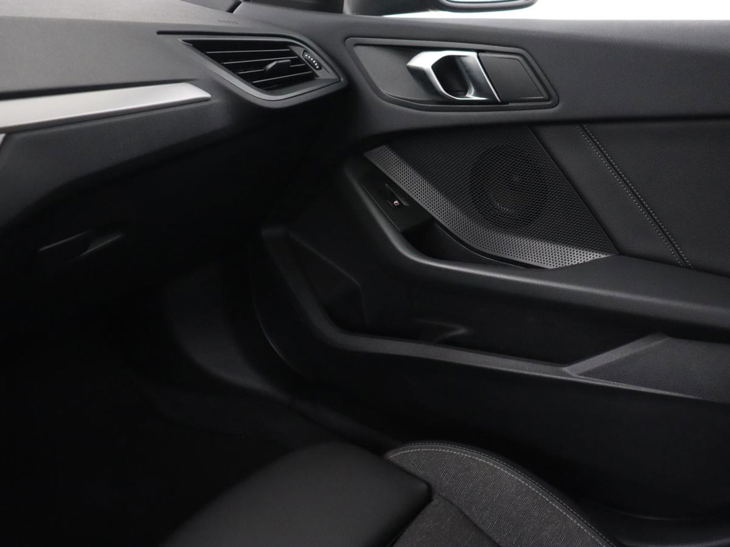 BMW 1-serie 120i Business Edition | Stoelverwarming | Sportstoelen | Carplay | Live Cockpit | Navigatie | Climate control | Parkeerhulp | Cruise control