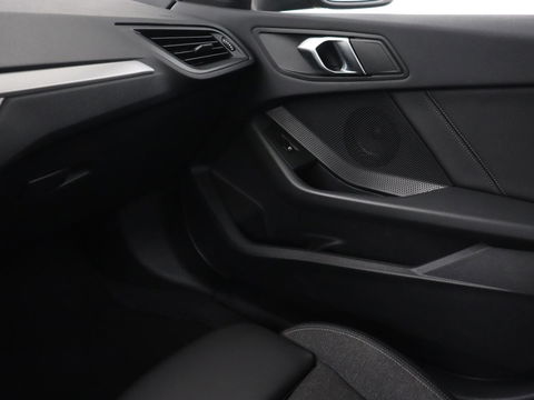 BMW 1-serie 120i Business Edition | Stoelverwarming | Sportstoelen | Carplay | Live Cockpit | Navigatie | Climate control | Parkeerhulp | Cruise control