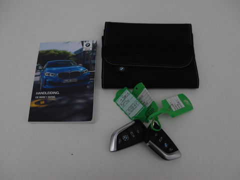 BMW 1-serie 120i Business Edition | Stoelverwarming | Sportstoelen | Carplay | Live Cockpit | Navigatie | Climate control | Parkeerhulp | Cruise control
