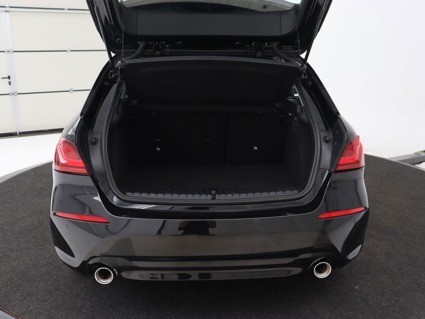 BMW 1-serie 120i Business Edition | Stoelverwarming | Sportstoelen | Carplay | Live Cockpit | Navigatie | Climate control | Parkeerhulp | Cruise control