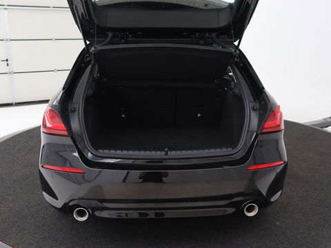 BMW 1-serie 120i Business Edition | Stoelverwarming | Sportstoelen | Carplay | Live Cockpit | Navigatie | Climate control | Parkeerhulp | Cruise control