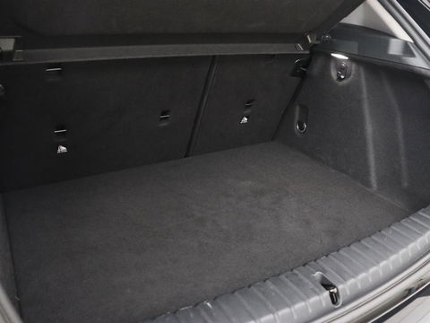 BMW 1-serie 120i Business Edition | Stoelverwarming | Sportstoelen | Carplay | Live Cockpit | Navigatie | Climate control | Parkeerhulp | Cruise control
