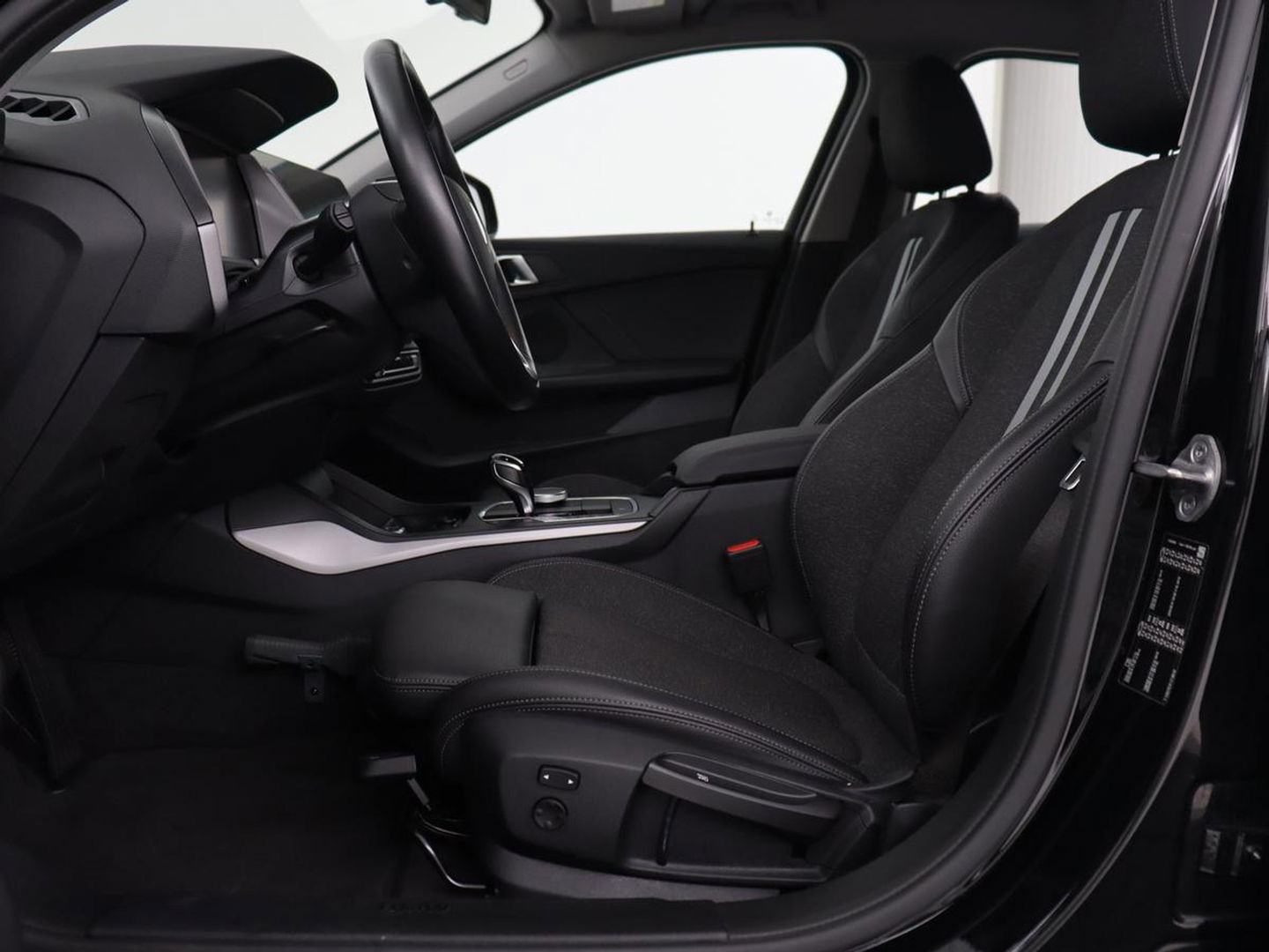 BMW 1-serie 120i Business Edition | Stoelverwarming | Sportstoelen | Carplay | Live Cockpit | Navigatie | Climate control | Parkeerhulp | Cruise control
