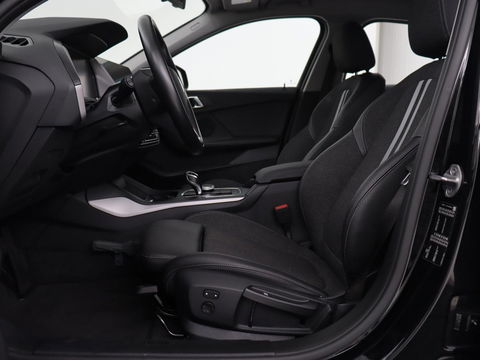 BMW 1-serie 120i Business Edition | Stoelverwarming | Sportstoelen | Carplay | Live Cockpit | Navigatie | Climate control | Parkeerhulp | Cruise control