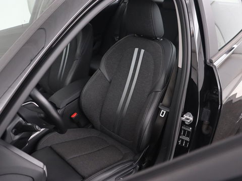 BMW 1-serie 120i Business Edition | Stoelverwarming | Sportstoelen | Carplay | Live Cockpit | Navigatie | Climate control | Parkeerhulp | Cruise control