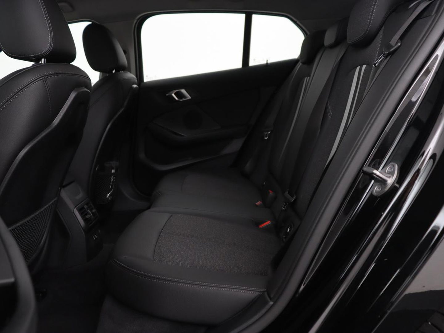 BMW 1-serie 120i Business Edition | Stoelverwarming | Sportstoelen | Carplay | Live Cockpit | Navigatie | Climate control | Parkeerhulp | Cruise control
