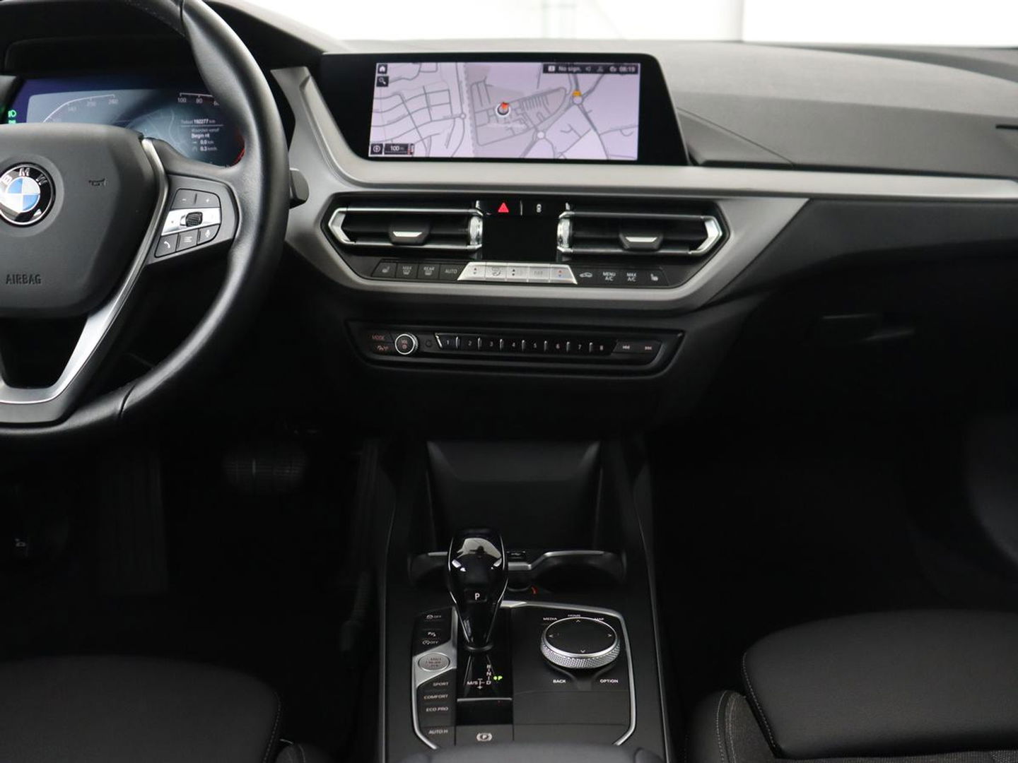 BMW 1-serie 120i Business Edition | Stoelverwarming | Sportstoelen | Carplay | Live Cockpit | Navigatie | Climate control | Parkeerhulp | Cruise control