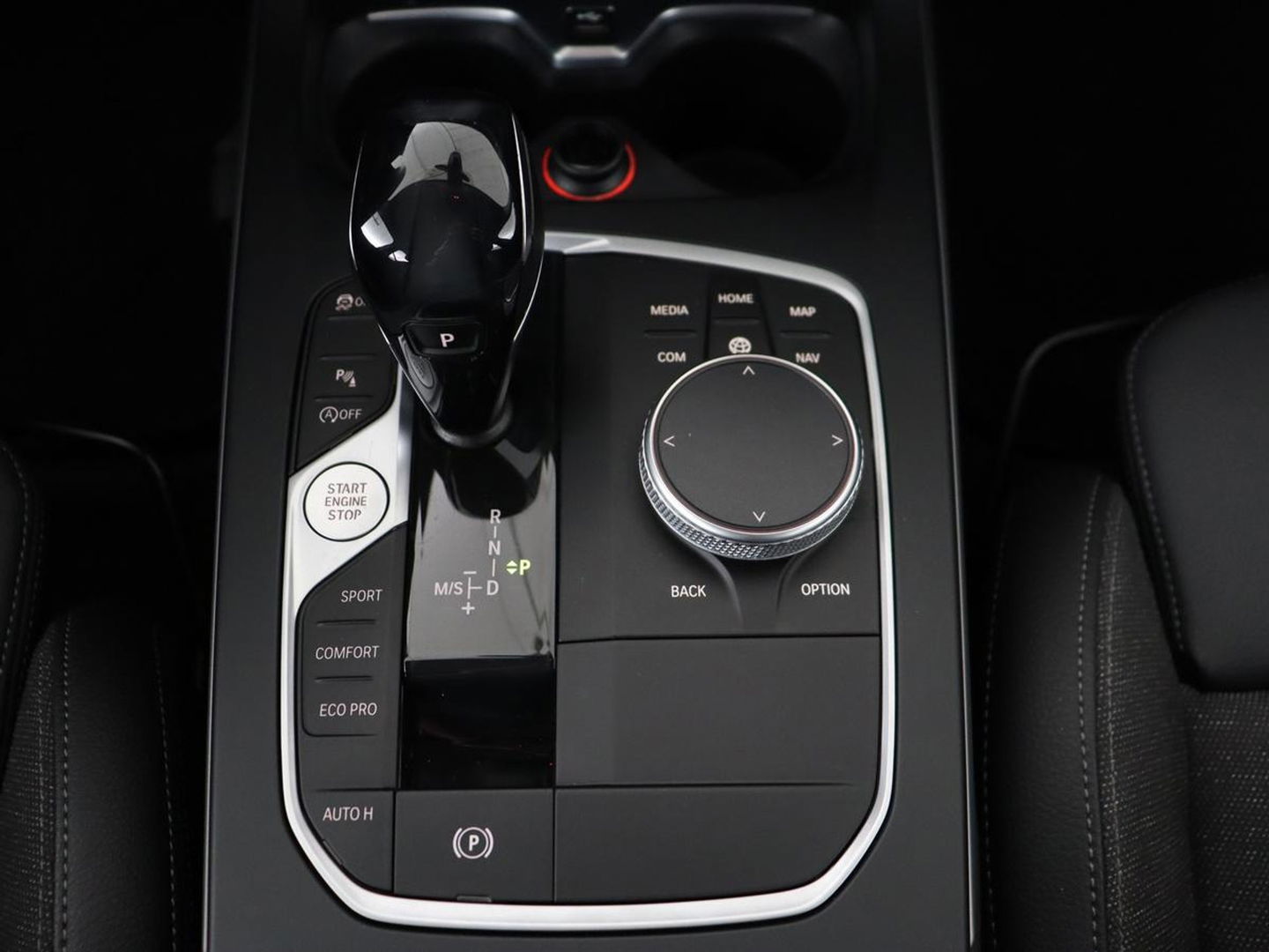 BMW 1-serie 120i Business Edition | Stoelverwarming | Sportstoelen | Carplay | Live Cockpit | Navigatie | Climate control | Parkeerhulp | Cruise control