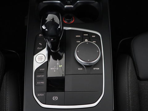 BMW 1-serie 120i Business Edition | Stoelverwarming | Sportstoelen | Carplay | Live Cockpit | Navigatie | Climate control | Parkeerhulp | Cruise control