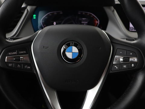 BMW 1-serie 120i Business Edition | Stoelverwarming | Sportstoelen | Carplay | Live Cockpit | Navigatie | Climate control | Parkeerhulp | Cruise control