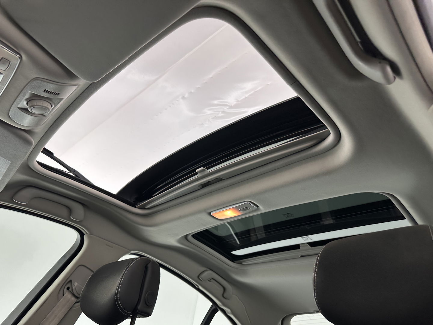Renault Laguna 2.0 dCi S/S (INCL-BTW) *PANO | LEATHER-MICROFIBRE | BI-XENON | KEYLESS | NAVI-FULLMAP | COMFORT-SEATS | ECC | PDC | CRUISE | TOWBAR | 18''ALU*